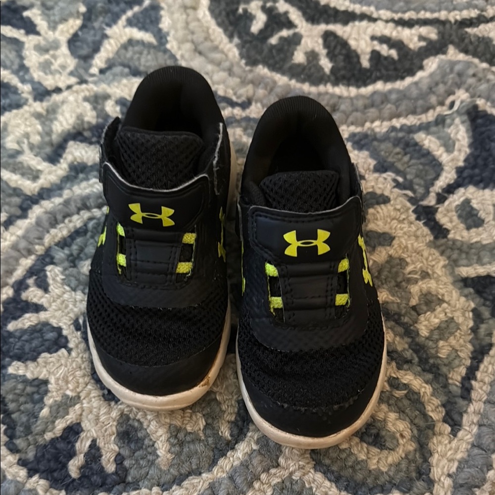 Under Armour Black and Yellow Sneakers Low-Top Design